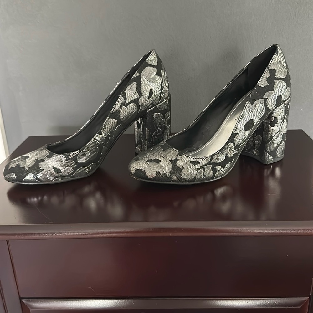 Gorgeous like new Marc Fisher black and silver pumps.  Size 5.5